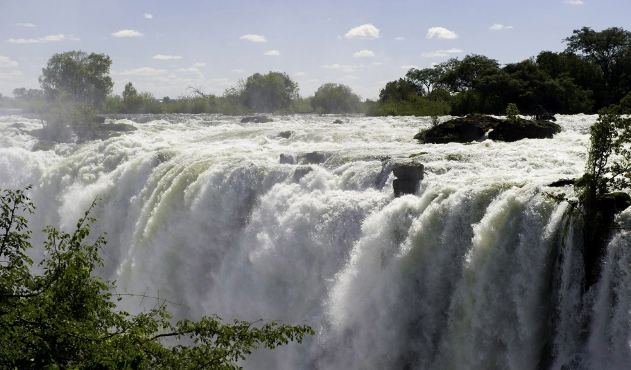  Victoria Falls Safaris